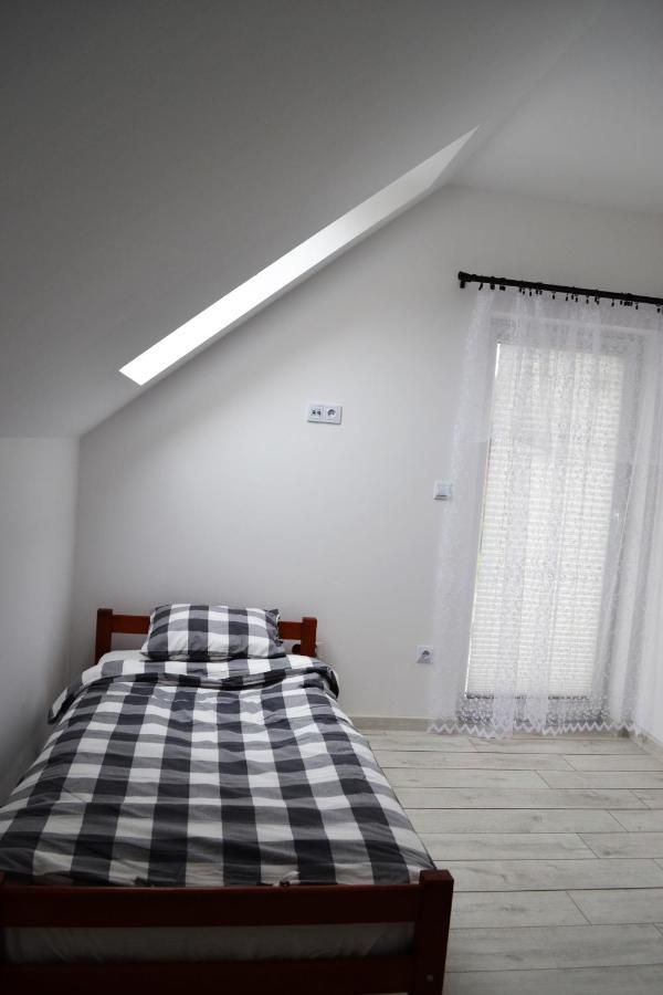 Leniowka Apartment Ponikiew  ภายนอก รูปภาพ